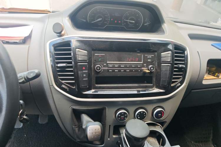Used SAIC MAXUS Xintu V80 2019 2.5T Classic Edition 6-Speed Manual – Aoyuntong Short Wheelbase Mid-Height Design 5/6 Seats Audio And AC Panel