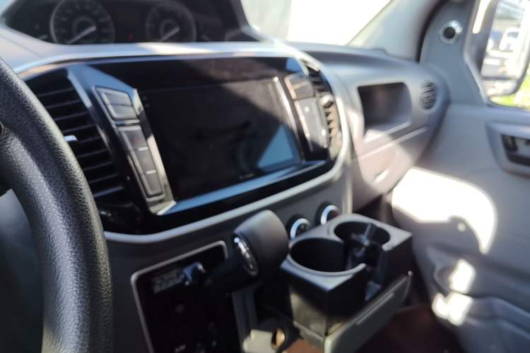 Used SAIC MAXUS Xintu V80 2019 2.5T Classic Model AMT Aoyuntong Long Wheelbase Mid-Roof 7-Seater Audio And AC Panel