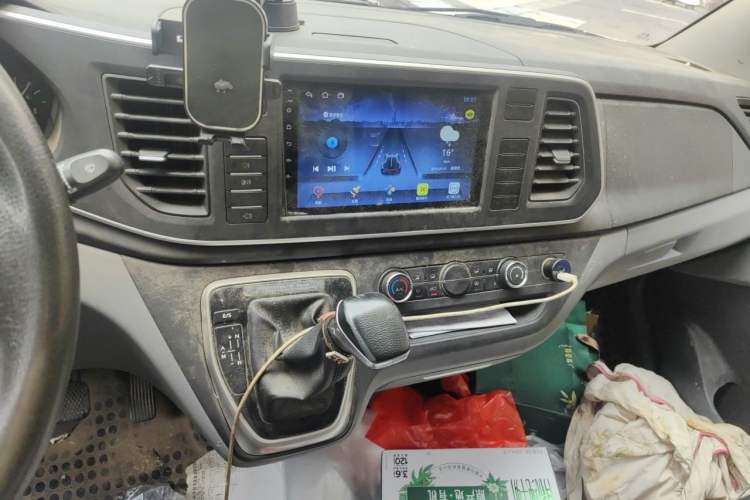 Used SAIC MAXUS Xintu V80 2019 2.0T Plus AMT Aoyuntong Short Wheelbase Ultra-Low Roof 5/6-Seater Audio And AC Panel