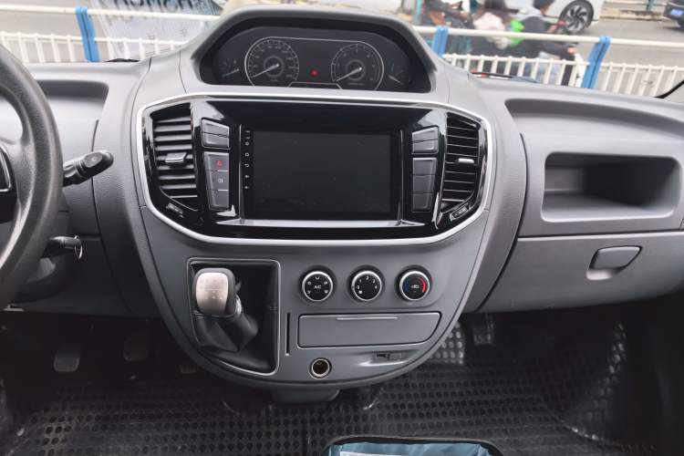 Used SAIC MAXUS Xintu V80 2019 2.5T Classic Model 6-Speed Manual – Aoyuntong Modified Version Short Wheelbase Ultra-Low Roof 5/6 Seats Audio And AC Panel