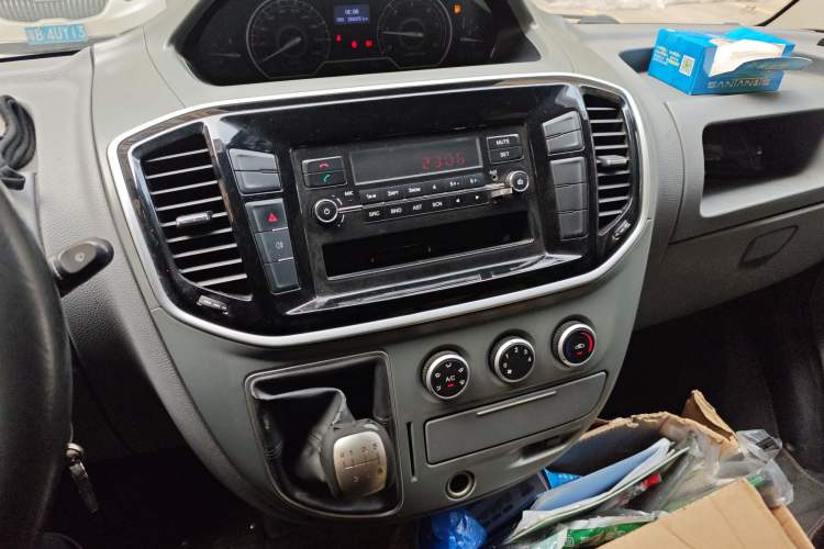 Used SAIC MAXUS Xintu V80 2019 2.5T Classic Edition 6-Speed Manual – Aoyuntong Short Wheelbase Mid-Height Design 5/6 Seats Audio And AC Panel