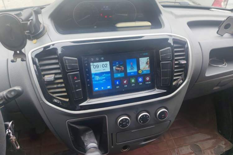 Used SAIC MAXUS Xintu V80 2019 2.5T Classic Model 6-Speed Manual Aotong Long Wheelbase Mid-Height 7-Seater Audio And AC Panel