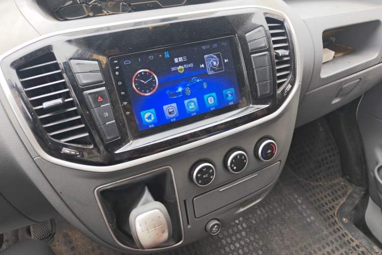Used SAIC MAXUS Xintu V80 2019 2.5T Classic Edition 6-Speed Manual – Aoyuntong Short Wheelbase Mid-Height Design 5/6 Seats Audio And AC Panel