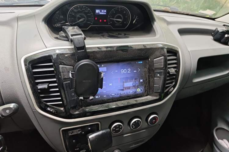 Used SAIC MAXUS Xintu V80 2019 2.5T Classic Model AMT Aoyuntong Facelifted Short Wheelbase Ultra-Low Roof 5/6-Seater Audio And AC Panel