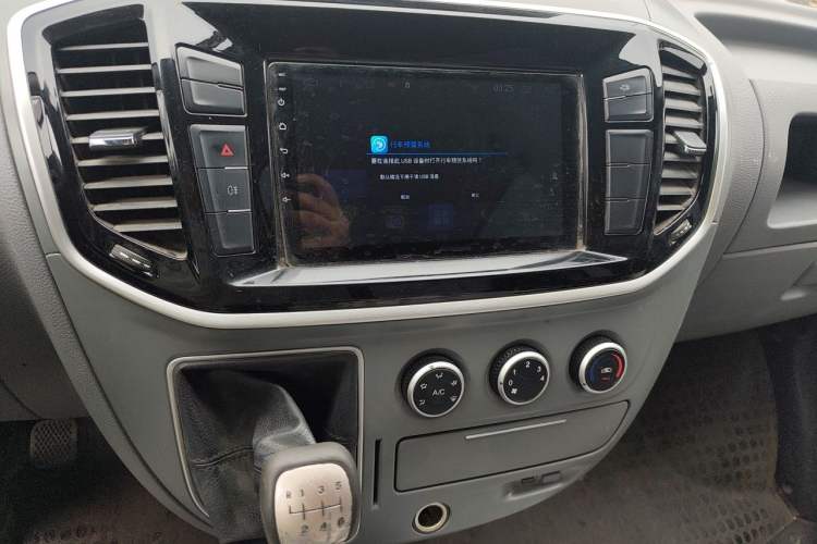 Used SAIC MAXUS Xintu V80 2019 2.0T Plus 6-speed Manual – Aotong Long Wheelbase Mid-Height 7-Seater Audio And AC Panel
