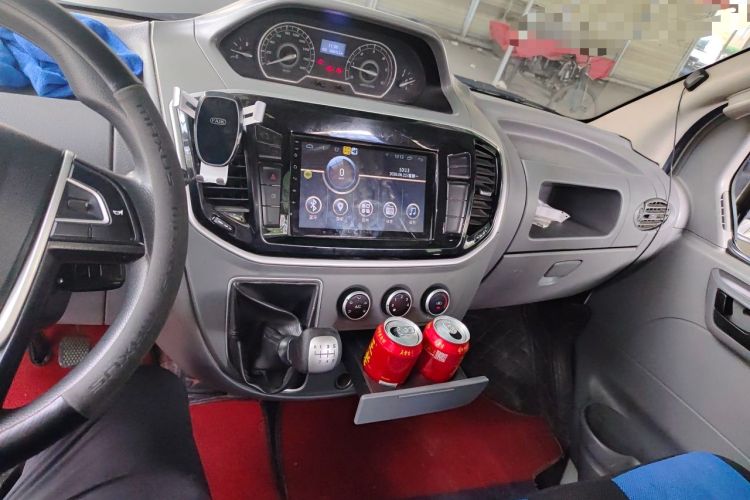 Used SAIC MAXUS Xintu V80 2019 2.5T Classic Model 6-Speed Manual Aotong Long Wheelbase Mid-Height 7-Seater Audio And AC Panel