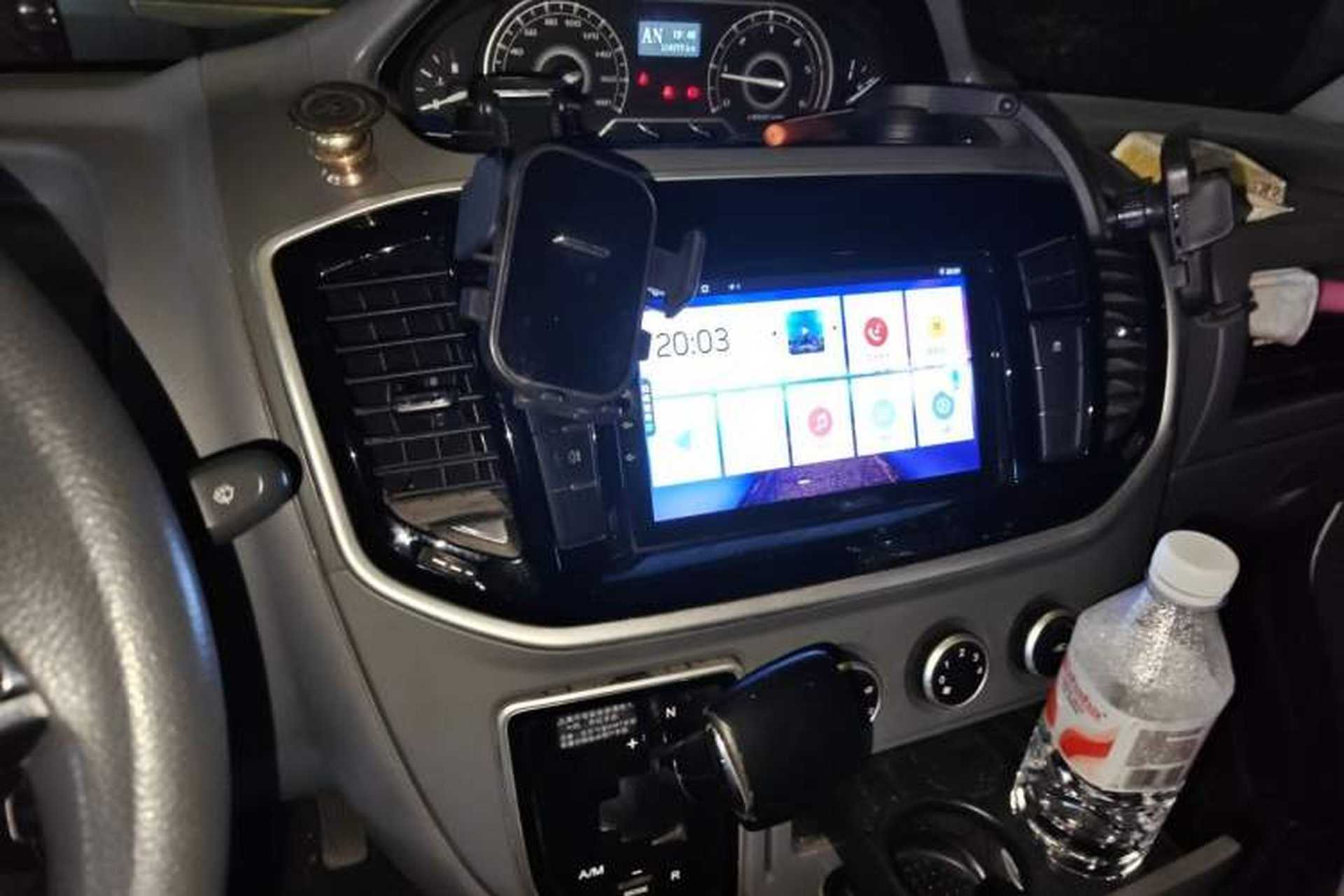Used SAIC MAXUS Xintu V80 2019 2.5T Classic AMT Aoyuntong Short Wheelbase Mid-Roof 5/6-Seater Audio And AC Panel