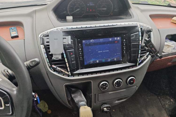 Used SAIC MAXUS Xintu V80 2019 2.0T Plus 6-speed Manual – Aotong Long Wheelbase Mid-Height 7-Seater Audio And AC Panel