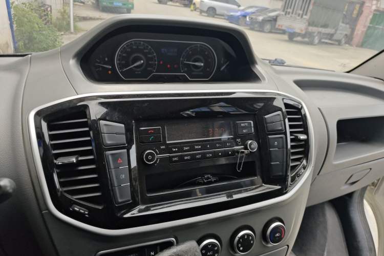 Used SAIC MAXUS Xintu V80 2019 2.5T Classic Model AMT Commercial Van Long Wheelbase Mid-Roof 9-Seater Audio And AC Panel