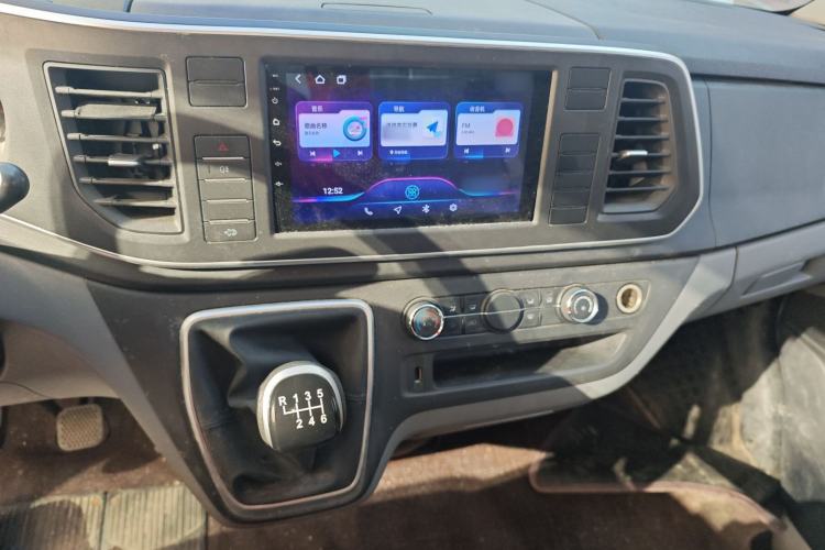 Used SAIC MAXUS Xintu V80 2019 2.0T Plus 6-Speed Manual Van Long Wheelbase Mid-Roof Design 2-3 Seater Audio And AC Panel