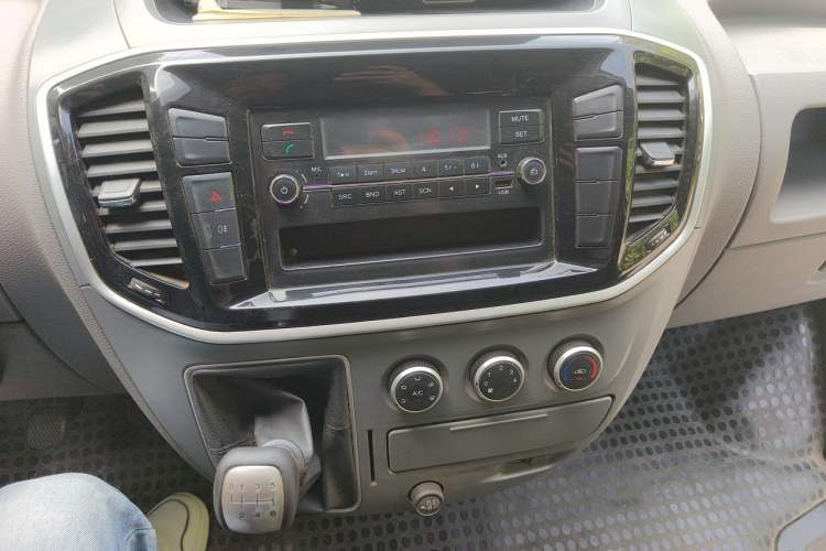 Used SAIC MAXUS Xintu V80 2019 2.5T Classic Edition 6-Speed Manual – Aoyuntong Short Wheelbase Mid-Height Design 5/6 Seats Audio And AC Panel