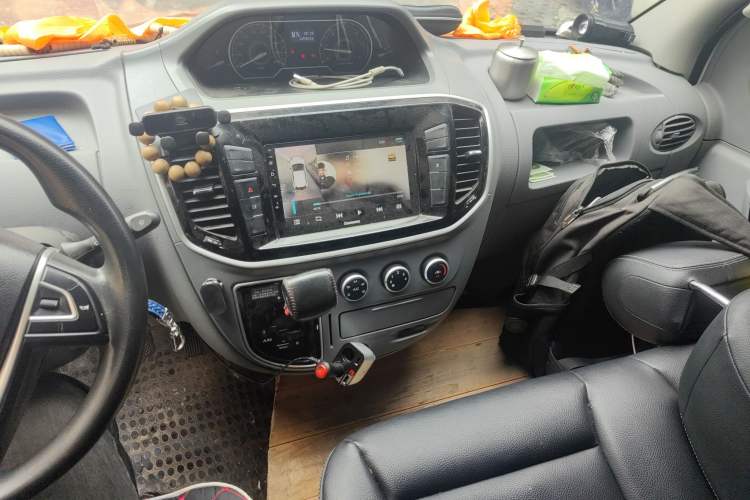 Used SAIC MAXUS Xintu V80 2019 2.5T Classic Model AMT Aoyuntong Long Wheelbase High-Roof 7-Seater Audio And AC Panel
