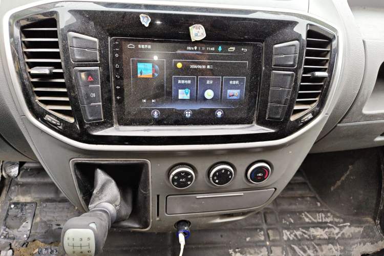 Used SAIC MAXUS Xintu V80 2019 2.5T Classic Edition 6-Speed Manual – Aoyuntong Short Wheelbase Mid-Height Design 5/6 Seats Audio And AC Panel