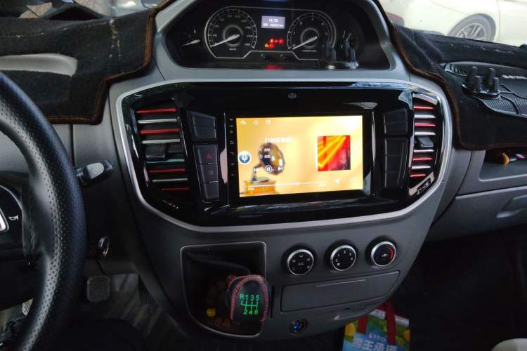 Used SAIC MAXUS Xintu V80 2019 2.5T Classic Edition 6-Speed Manual – Aoyuntong Modified Version Short Wheelbase Mid-Height Roof 5/6 Seats Audio And AC Panel