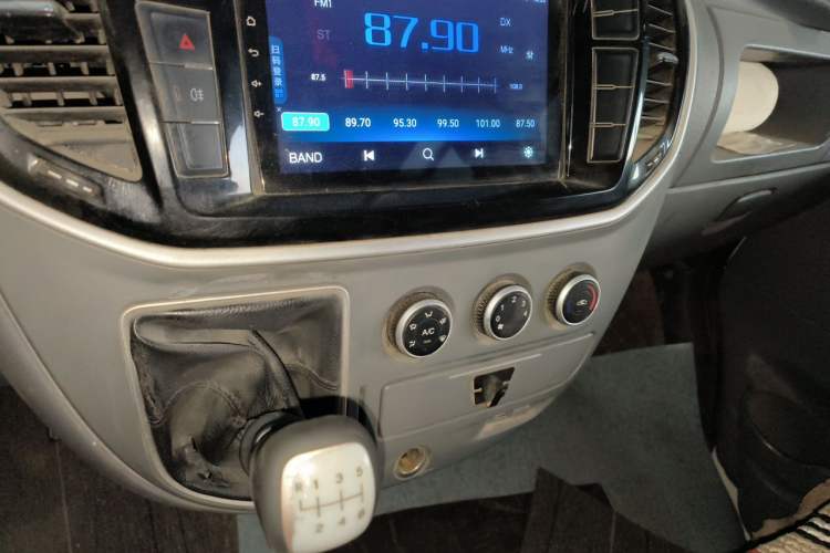 Used SAIC MAXUS Xintu V80 2019 2.5T Classic Edition 6-Speed Manual – Aoyuntong Long Wheelbase Mid-Roof 10-Seater Audio And AC Panel