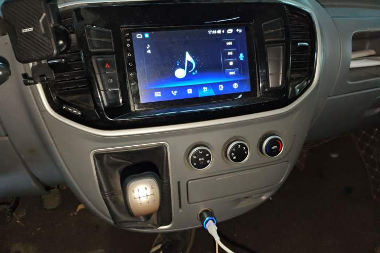 Used SAIC MAXUS Xintu V80 2019 2.5T Classic Version 6-Speed Manual – Aoyuntong Modified Long Wheelbase Mid-Height 7-Seater Audio And AC Panel