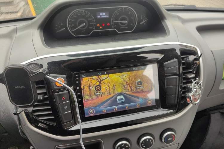 Used SAIC MAXUS Xintu V80 2019 2.5T Classic Model 6-Speed Manual Aotong Long Wheelbase Mid-Height 7-Seater Audio And AC Panel