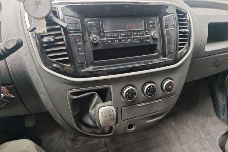 Used SAIC MAXUS Xintu V80 2019 2.5T Classic Edition 6-Speed Manual – Aoyuntong Short Wheelbase Mid-Height Design 5/6 Seats Audio And AC Panel