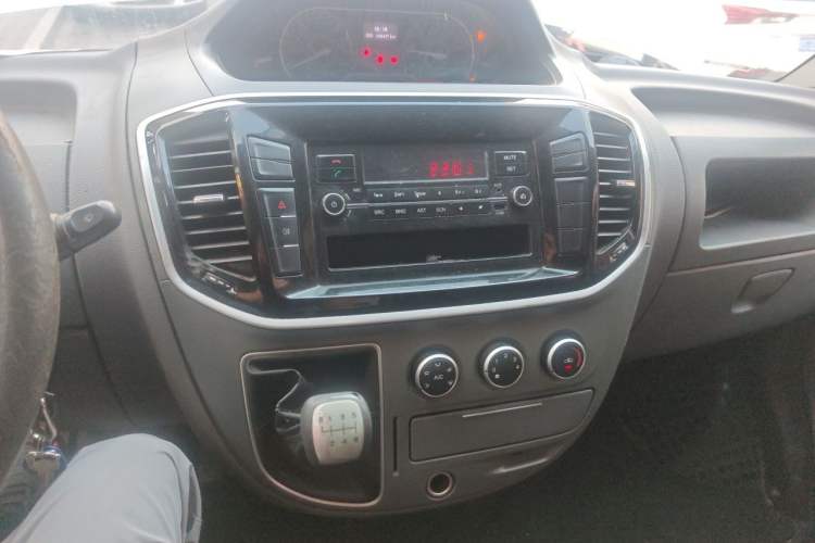 Used SAIC MAXUS Xintu V80 2019 2.5T Classic 6-Speed Manual Van Short Wheelbase Mid-Roof 6-Seater Audio And AC Panel