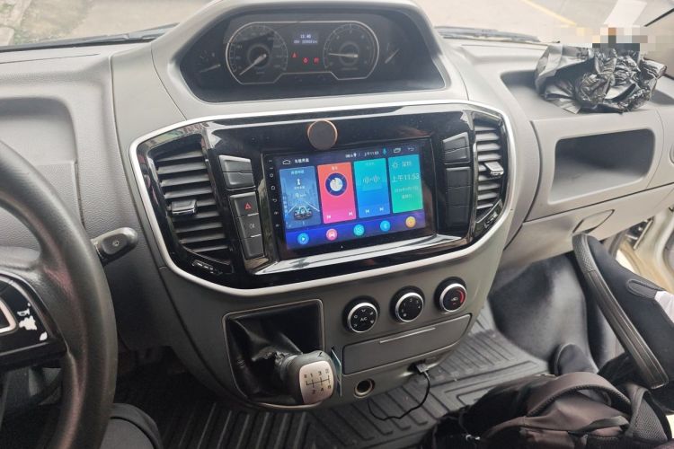 Used SAIC MAXUS Xintu V80 2019 2.5T Classic Model 6-Speed Manual Aotong Long Wheelbase Mid-Height 7-Seater Audio And AC Panel