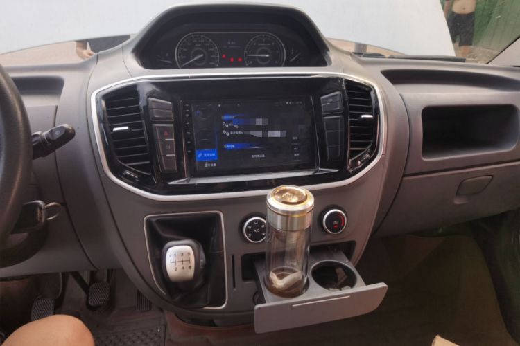 Used SAIC MAXUS Xintu V80 2019 2.0T Plus 6-speed Manual Van Short Wheelbase Mid-Roof Design 2-3 Seater Audio And AC Panel
