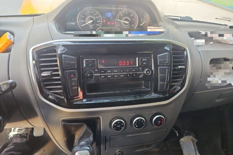 Used SAIC MAXUS Xintu V80 2019 2.5T Classic 6-Speed Manual Van Short Wheelbase Mid-Roof Design 2/3 Seats Audio And AC Panel