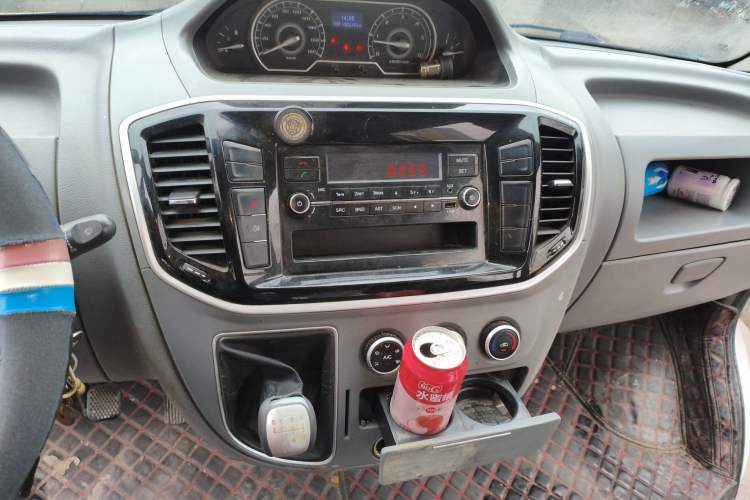 Used SAIC MAXUS Xintu V80 2019 2.5T Classic Model 6-Speed Manual Aotong Long Wheelbase Mid-Height 7-Seater Audio And AC Panel
