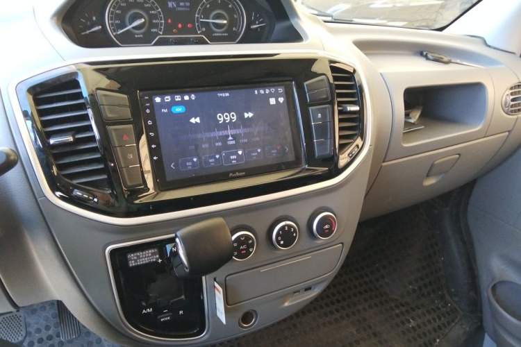 Used SAIC MAXUS Xintu V80 2019 2.5T Classic AMT Van Short Wheelbase Mid-Roof 6-Seater Audio And AC Panel