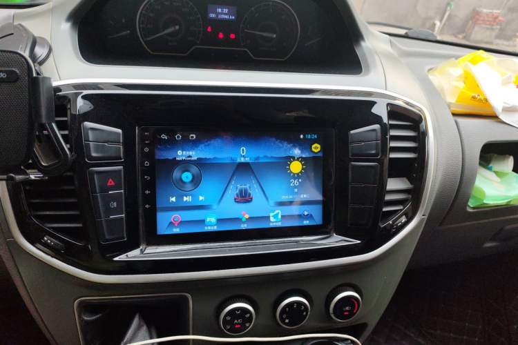 Used SAIC MAXUS Xintu V80 2019 2.5T Classic Model 6-Speed Manual Aotong Long Wheelbase Mid-Height 7-Seater Audio And AC Panel