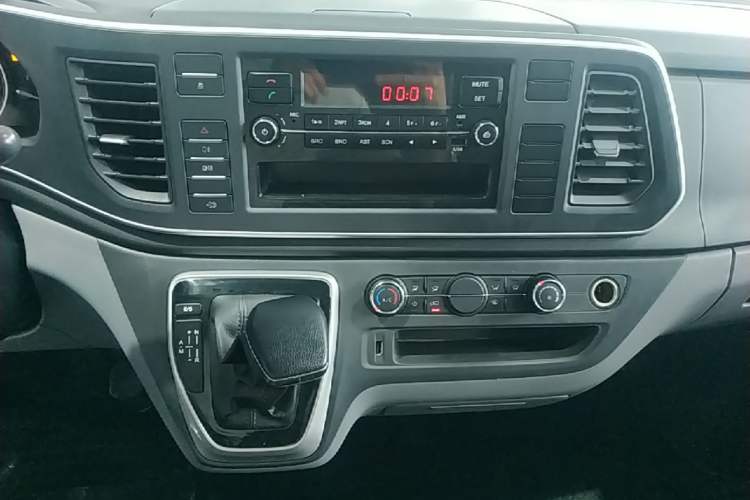 Used SAIC MAXUS Xintu V80 2019 2.0T Plus AMT Aoyuntong Short Wheelbase Ultra-Low Roof 5/6-Seater Audio And AC Panel