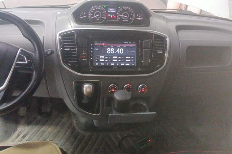 Used SAIC MAXUS Xintu V80 2019 2.5T Classic Edition 6-Speed Manual – Aoyuntong Short Wheelbase Mid-Height Design 5/6 Seats Audio And AC Panel