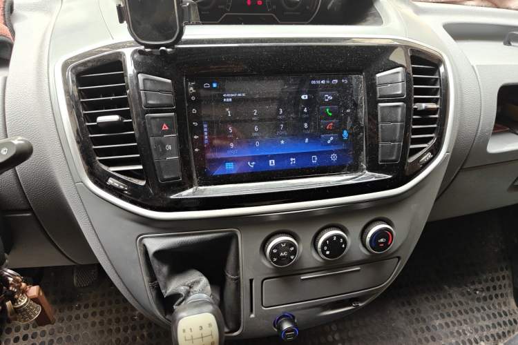 Used SAIC MAXUS Xintu V80 2019 2.5T Classic Model 6-Speed Manual Aotong Long Wheelbase Mid-Height 7-Seater Audio And AC Panel