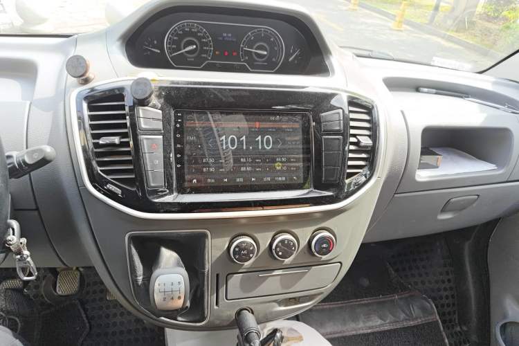 Used SAIC MAXUS Xintu V80 2019 2.5T Classic Version 6-Speed Manual – Aoyuntong Modified Long Wheelbase Mid-Height 7-Seater Audio And AC Panel