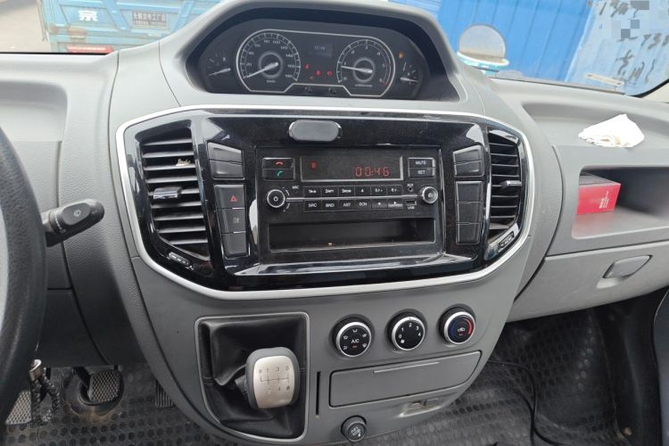 Used SAIC MAXUS Xintu V80 2019 2.5T Classic Edition 6-Speed Manual – Aoyuntong Short Wheelbase Mid-Height Design 5/6 Seats Audio And AC Panel