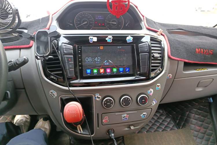 Used SAIC MAXUS Xintu V80 2019 2.5T Classic Model 6-Speed Manual Aotong Long Wheelbase Mid-Height 7-Seater Audio And AC Panel