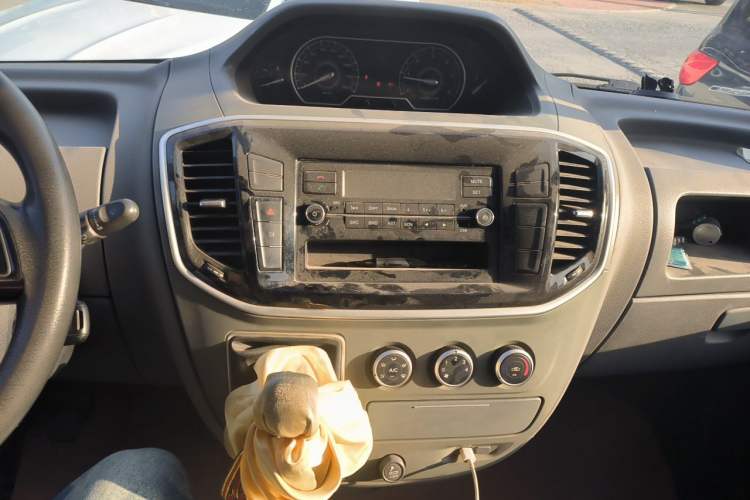 Used SAIC MAXUS Xintu V80 2019 2.5T Classic Model 6-Speed Manual Aotong Long Wheelbase Mid-Height 7-Seater Audio And AC Panel