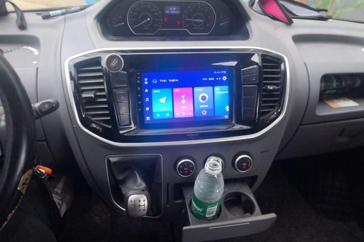 Used SAIC MAXUS Xintu V80 2019 2.5T Classic Model 6-Speed Manual Aotong Long Wheelbase Mid-Height 7-Seater Audio And AC Panel