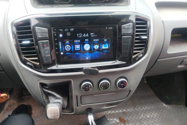 Used SAIC MAXUS Xintu V80 2019 2.0T Plus 6-Speed Manual – Aoyuntong Short Wheelbase Ultra-Low Roof 5/6-Seater Audio And AC Panel