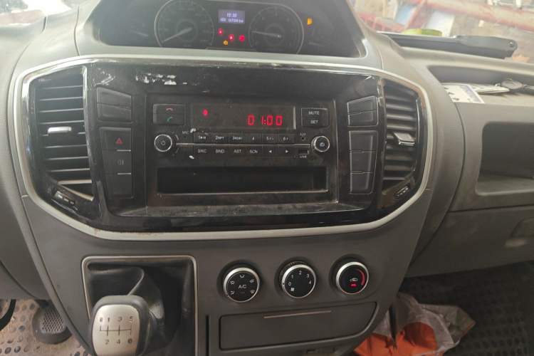 Used SAIC MAXUS Xintu V80 2019 2.5T Classic Edition 6-Speed Manual – Aoyuntong Modified Version Short Wheelbase Mid-Height Roof 5/6 Seats Audio And AC Panel