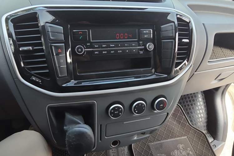 Used SAIC MAXUS Xintu V80 2019 2.5T Classic Edition 6-Speed Manual – Aoyuntong Modified Version Short Wheelbase Mid-Height Roof 5/6 Seats Audio And AC Panel