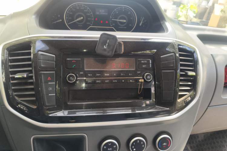 Used SAIC MAXUS Xintu V80 2019 2.5T Classic Version 6-Speed Manual – Aoyuntong Modified Long Wheelbase Mid-Height 7-Seater Audio And AC Panel