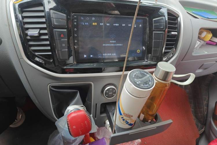 Used SAIC MAXUS Xintu V80 2019 2.5T Classic Model 6-Speed Manual Aotong Long Wheelbase Mid-Height 7-Seater Audio And AC Panel