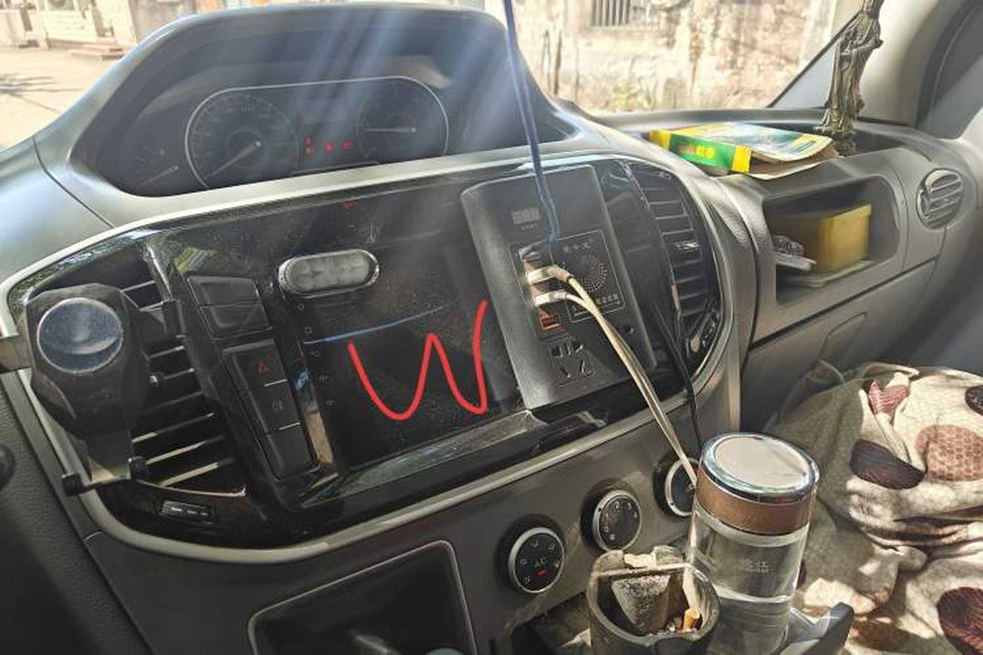 Used SAIC MAXUS Xintu V80 2019 2.5T Classic Version 6-Speed Manual – Aoyuntong Modified Long Wheelbase Mid-Height 7-Seater Audio And AC Panel