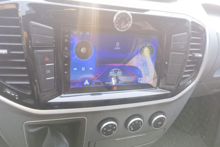 Used SAIC MAXUS Xintu V80 2019 2.5T Classic Edition 6-Speed Manual – Aoyuntong Short Wheelbase Mid-Height Design 5/6 Seats Audio And AC Panel