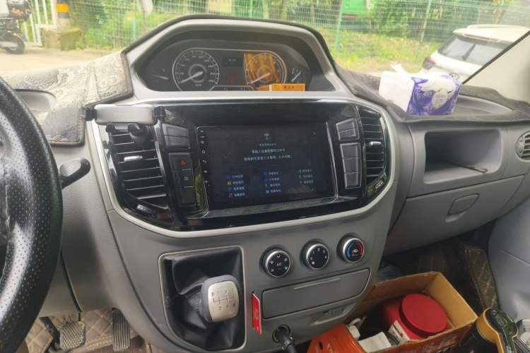 Used SAIC MAXUS Xintu V80 2019 2.5T Classic Model 6-Speed Manual Aotong Long Wheelbase Mid-Height 7-Seater Audio And AC Panel