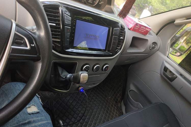 Used SAIC MAXUS Xintu V80 2019 2.5T Classic Edition 6-Speed Manual – Aoyuntong Modified Version Short Wheelbase Mid-Height Roof 5/6 Seats Audio And AC Panel
