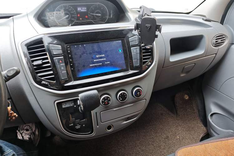 Used SAIC MAXUS Xintu V80 2019 2.5T Classic Model AMT Aoyuntong Long Wheelbase Mid-Roof 7-Seater Audio And AC Panel