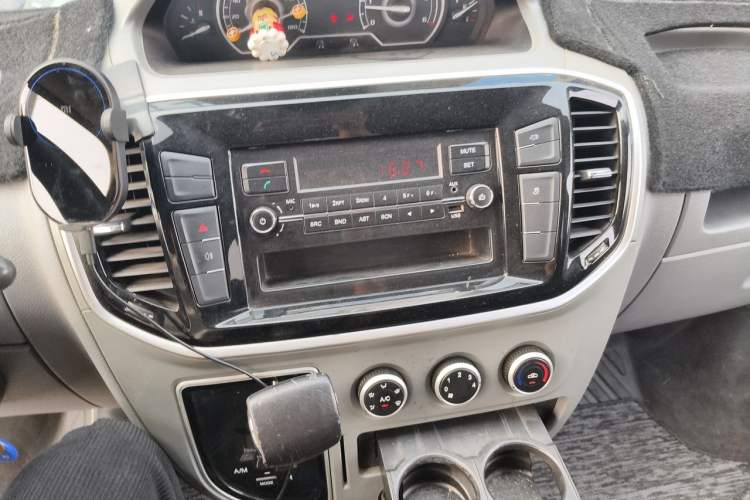 Used SAIC MAXUS Xintu V80 2019 2.0T Plus AMT Aoyuntong Short Wheelbase Mid-Roof 5/6-Seater Audio And AC Panel