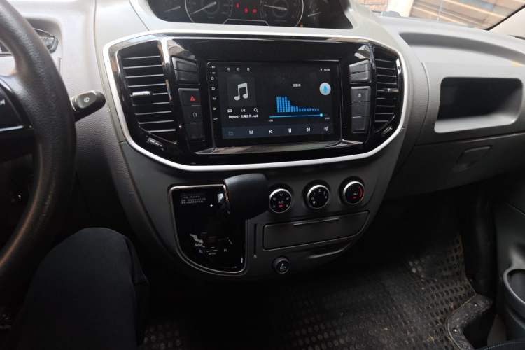 Used SAIC MAXUS Xintu V80 2019 2.5T Classic Model AMT Aoyuntong Short Wheelbase Ultra-Low Roof 5/6-Seater Audio And AC Panel