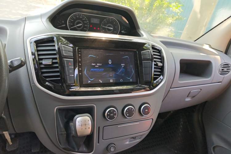 Used SAIC MAXUS Xintu V80 2019 2.5T Classic 6-Speed Manual Van Short Wheelbase Mid-Roof Design 2/3 Seats Audio And AC Panel